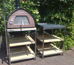 Duurzaam en mooi. De pizzajolly oven op een speciale uitvoering van het model "Quercia buitenkeuken". Op verzoek van de klant, heeft het werkmeubel met ruw eiken planken, afneembare handvatten en een opstaande rand langs het werkblad van graniet. Che Bell Duurzaam en mooi. De pizzajolly oven op een speciale uitvoering van het model "Quercia buitenkeuken". Op verzoek van de klant, heeft het werkmeubel met ruw eiken planken, afneembare handvatten en een opstaande rand langs het werkblad van graniet. Che Bell